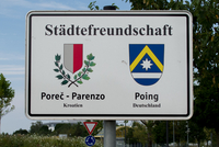 Bild eines Straßenschildes mit der Städtefreundschaft Porec - Poing