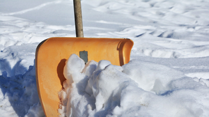 © Congerdesign auf pixabay: Schneeschaufel im Winter