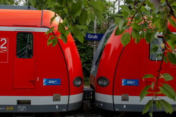 Bild zweier S-Bahnen am Bahnhof Grub