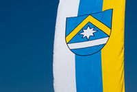 Bild Fahne mit Wappen der Gemeinde