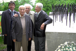 Bild mit den Zeitzeugen Max Mannheimer und Leslie Schwartz am Mahnmal in Poing