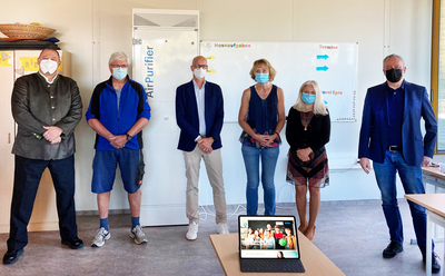 Das Bild zeigt die Beteiligten in einem Klassenzimmer. Von links. Raimund Lichtmannegger (VKB), Hausmeister der Anni-Pickert-Schule Reinhold Bitsch, Stefan Pokorny (VKB), Schulleitung Eva Guerin mit Konrektorin Alice Fischer sowie Erster Bürgermeister Thomas Stark