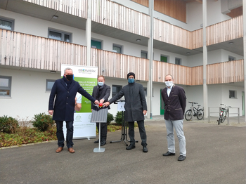 Von links nach rechts. Erster Bürgermeister Thomas Stark, Landrat Robert Niedergesäß, Ulrich Krapf (GWG Wohnungsgenossenschaft Ebersberg eG), Dr. Markus Henle, Geschäftsführer EBERwerk bei der symbolischen Inbetriebnahme der Photovoltaik-Anlage 