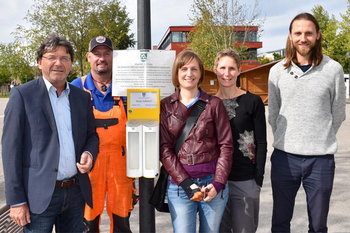 Bild: (von rechts) Michael Wenzl (Fachkraft Umwelt, Klima, Energie), Christina Landgraf, Charlotte Schmidt (IG Artnschutz), Ulrich Huber (Baubetriebshof) und Albert Hingerl (Erster Bürgermeister)