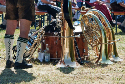 Bild mit Musikinstrumenten und Lederhose